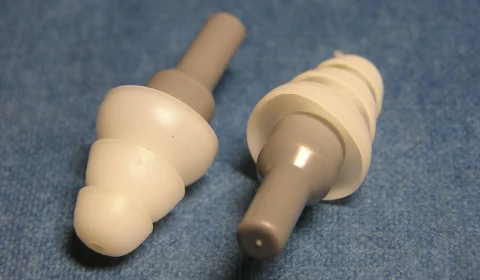 Com protetor esquecido no ouvido, homem fica ‘surdo’ por 5 anos na Inglaterra