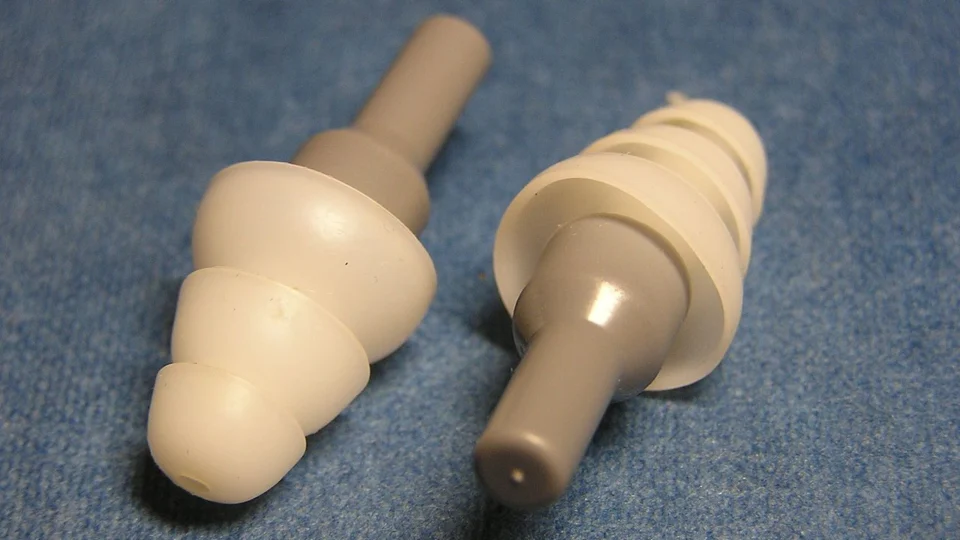 Com protetor esquecido no ouvido, homem fica ‘surdo’ por 5 anos na Inglaterra