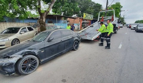 Operação Sucata retira 4 carros abandonados nas ruas da Zona Centro-Sul de Manaus