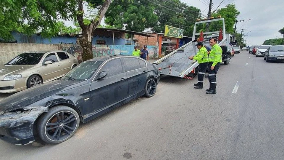 Operação Sucata retira 4 carros abandonados nas ruas da Zona Centro-Sul de Manaus