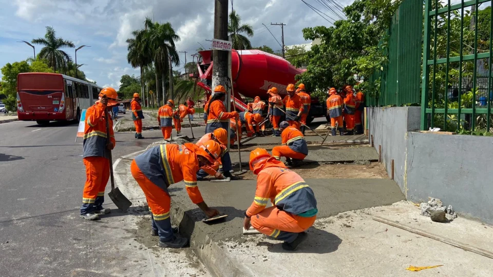 Calçadas da lagoa do Japiim recebem concretagem em Manaus nesta quinta, 10