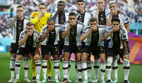 Alemanha adere a protestos e jogadores posam com boca tapada antes de jogo na Copa do Mundo