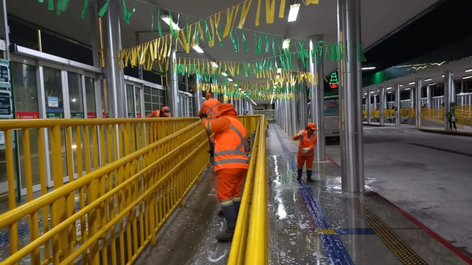Terminais de ônibus coletivo recebem serviço de lavagem em Manaus