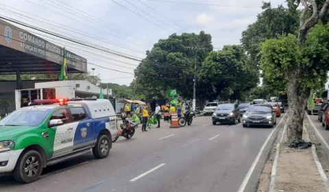 Manifestação em avenida continua e trânsito fica lento na Ponta Negra, em Manaus