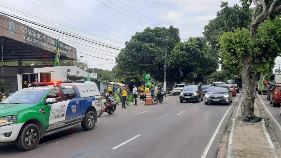Manifestação em avenida continua e trânsito fica lento na Ponta Negra, em Manaus