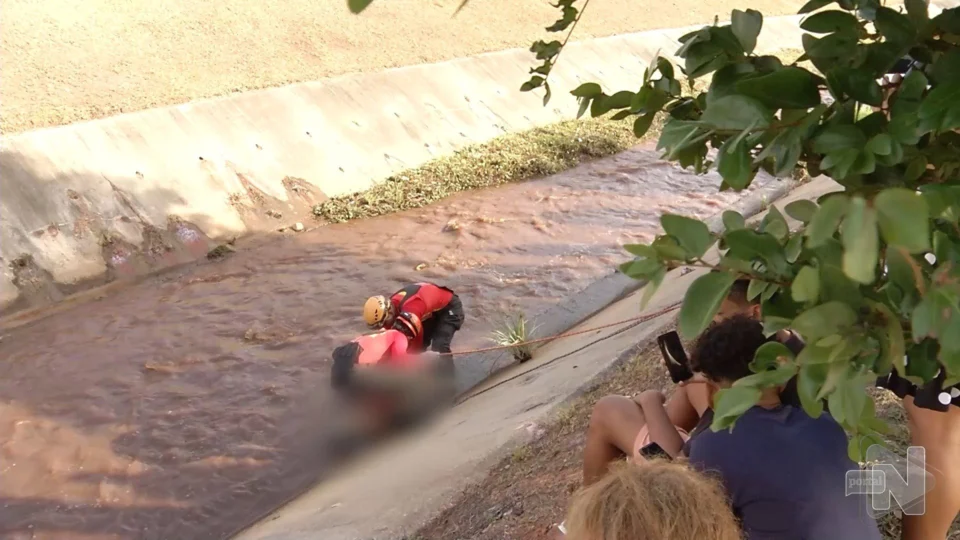 VÍDEO: corpo de homem é achado dentro de igarapé da Zona Oeste de Manaus