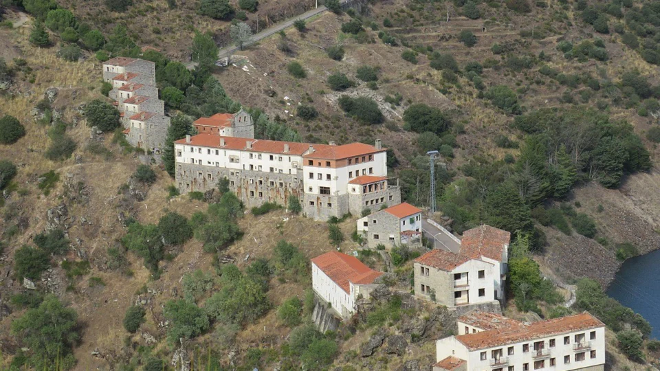 Vilarejo abandonado é posto à venda por R$ 1,4 milhão, na Espanha