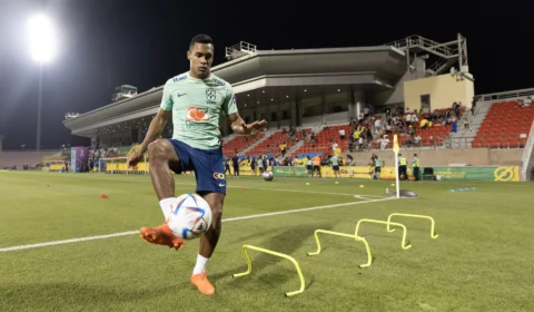 Seleção brasileira treina e lateral Alex Sandro marca presença no gramado nesta terça