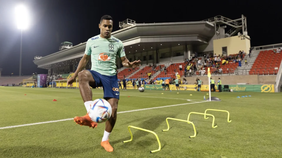 Seleção brasileira treina e lateral Alex Sandro marca presença no gramado nesta terça