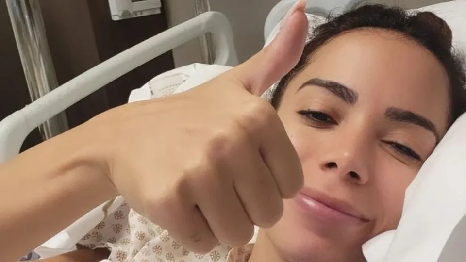 Anitta volta a ser internada em São Paulo e cancela show na ‘Farofa da Gkay’
