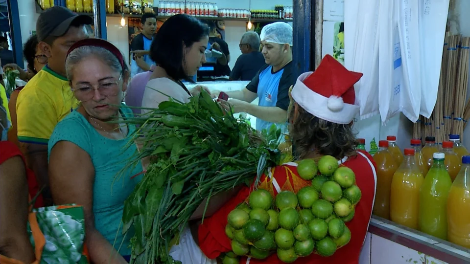 Compras de última hora para Natal lotam mercados e feiras de Manaus neste sábado, 24