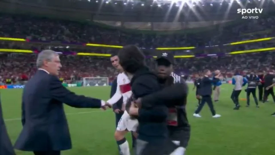 Cristiano Ronaldo chora e sofre tentativa de agressão após eliminação de Portugal da Copa
