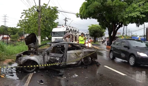 VÍDEO: carro pega fogo após bater violentamente em mureta de avenida de Manaus