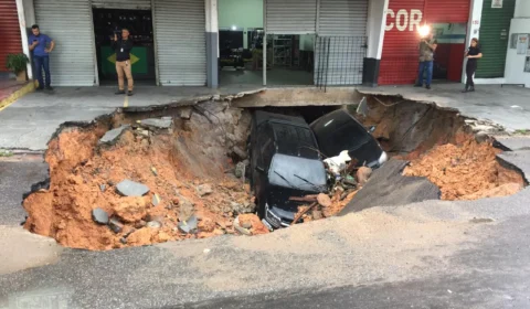 Chuva causa destruição e carros são engolidos por cratera em Manaus