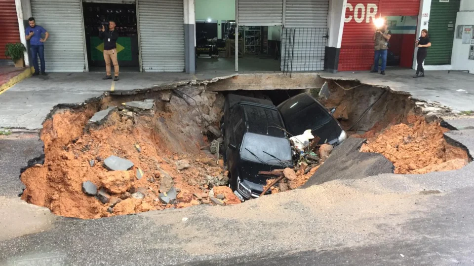 Chuva causa destruição e carros são engolidos por cratera em Manaus