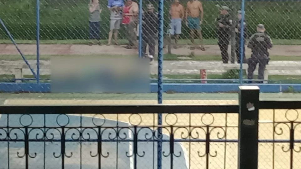 Homem é morto a tiros enquanto passeava em praça no Centro, Zona Sul de Manaus