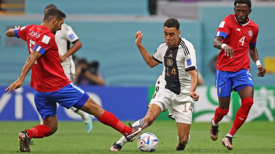 Copa do Catar: Trio de arbitragem feminino faz estreia com brasileira corrigida pelo VAR