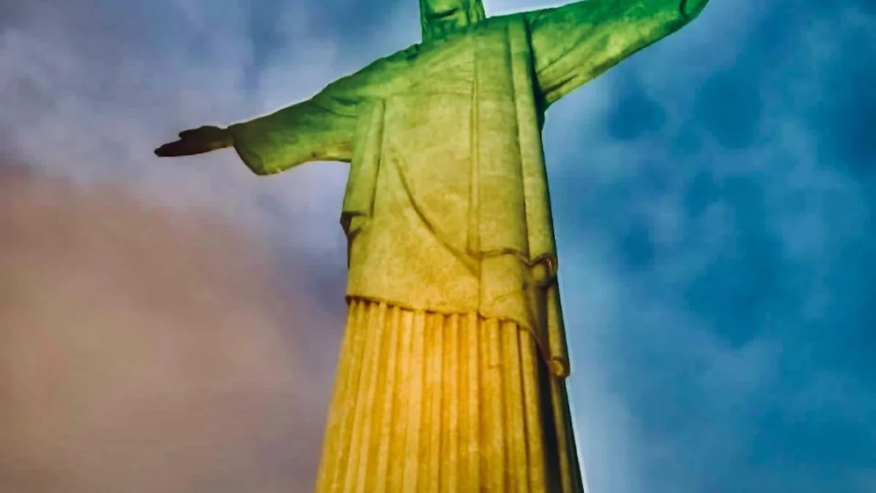 Cristo Redentor é iluminado de verde e amarelo para homenagear Pelé