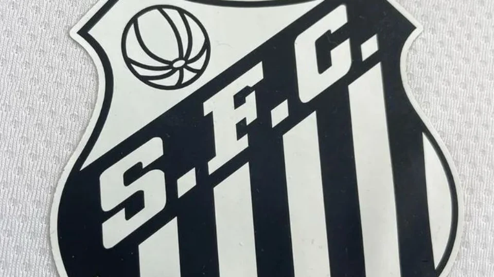 Em homenagem a Pelé, Santos confirma uso de coroa no uniforme já na Copa São Paulo