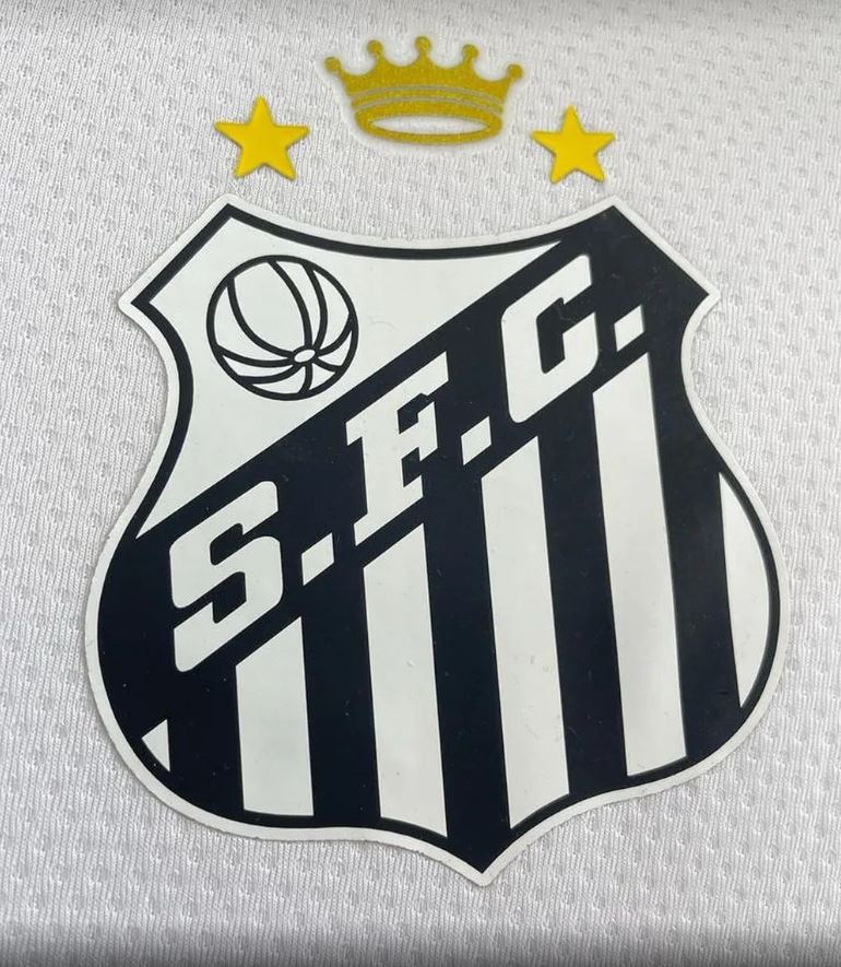 Escudo santista com homegem ao Rei Pelé - Foto: Divulgação/Santos FC