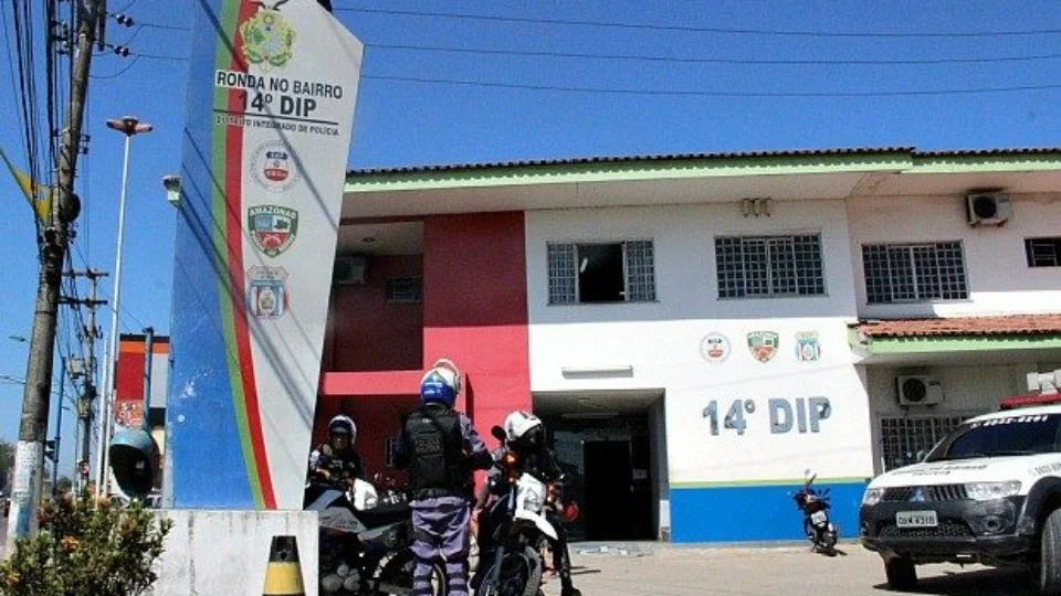 Funcionário é preso após furtar cosméticos no fim do turno, em Manaus