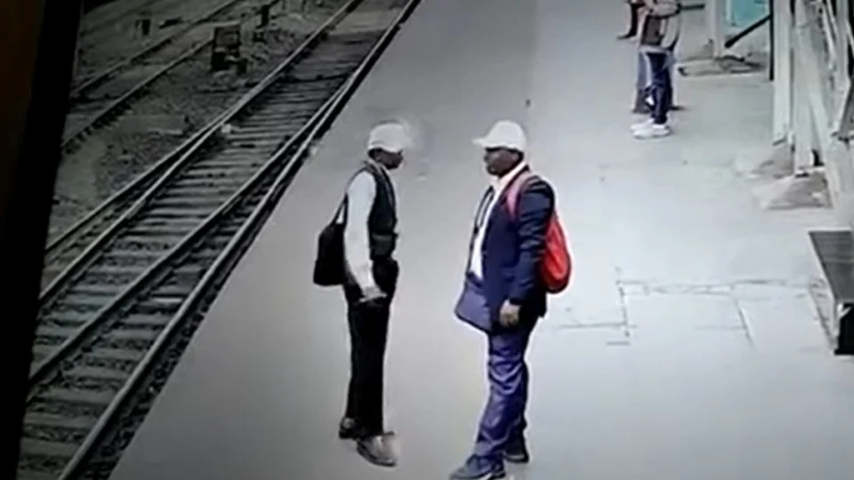 Homem sofre queimaduras após receber descarga elétrica na Índia