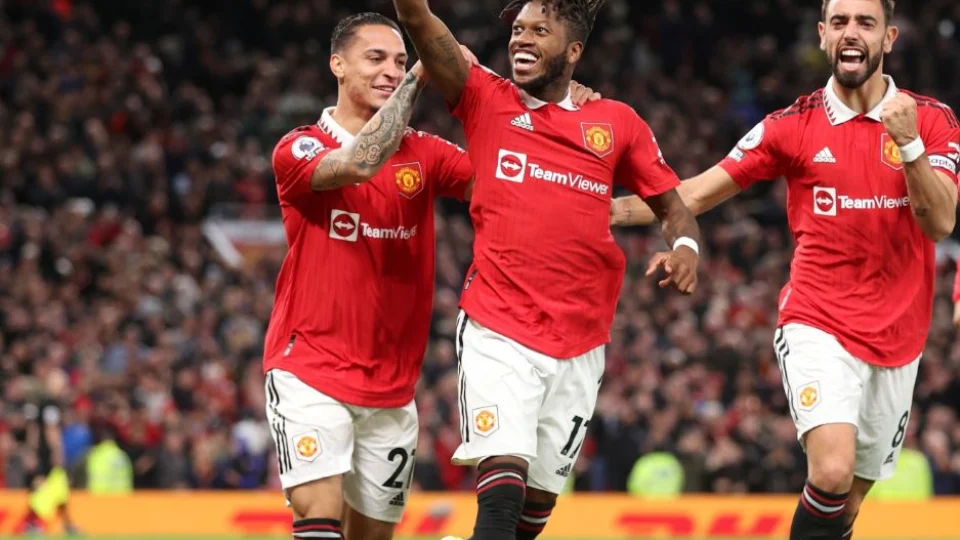 Campeonato Inglês: Manchester United vence Nothingham por 3 a 0 e encosta no G-4
