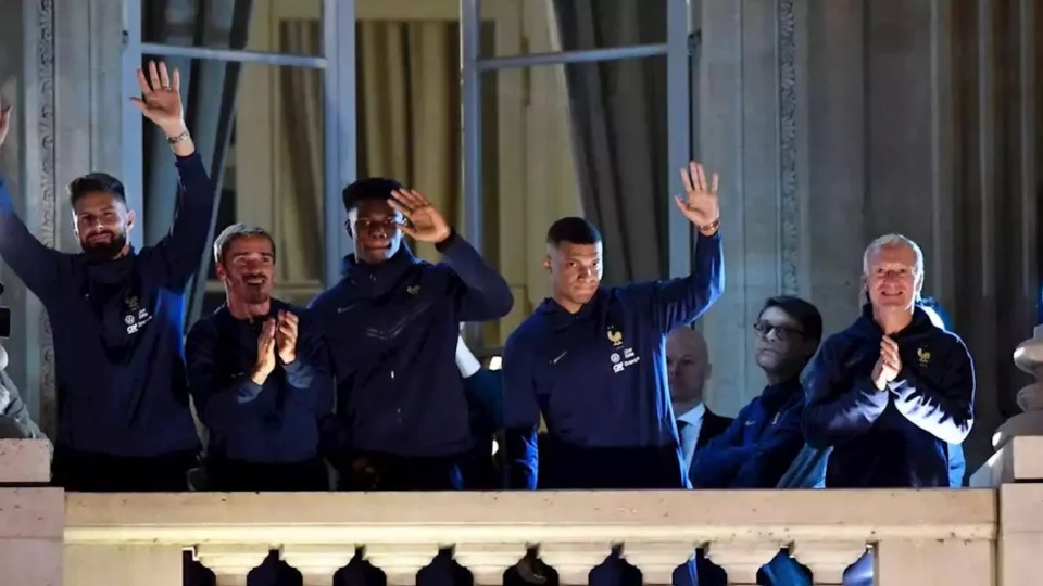França é saudada pela torcida na Praça da Concórdia após vice na Copa do Catar