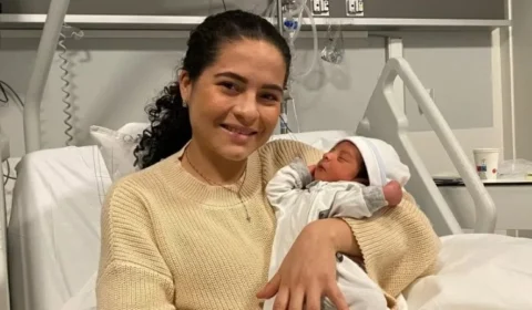 Sem saber que estava grávida, mulher dá à luz durante voo para Espanha