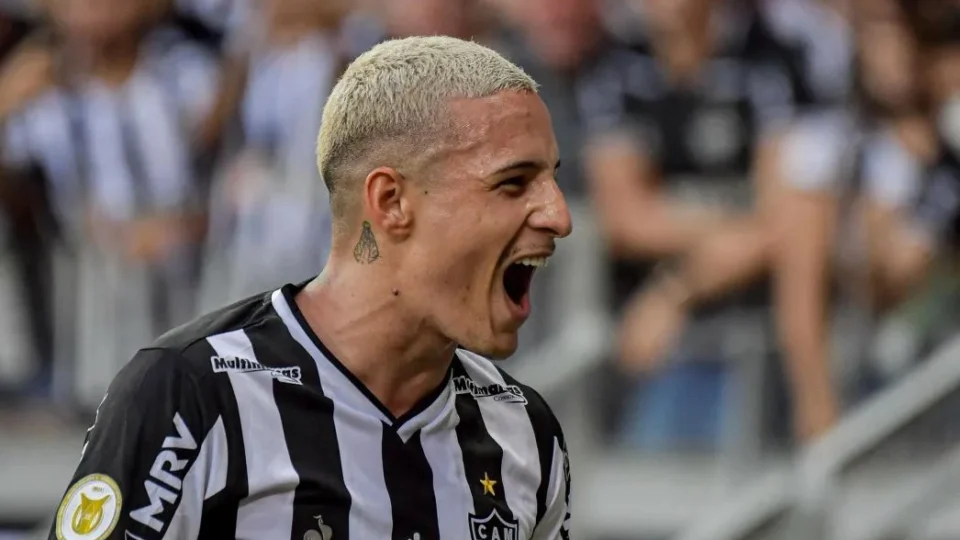 Guilherme Arana festeja melhora da lesão no joelho após ficar fora da Copa