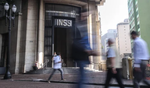 INSS: primeira parcela do 13º salário começa a ser paga nesta quinta