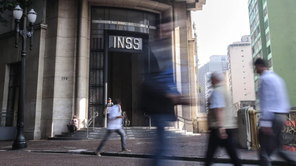 INSS: primeira parcela do 13º salário começa a ser paga nesta quinta