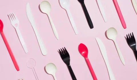 Inglaterra proíbe uso de colher, garfo e faca de plástico para proteger o ambiente