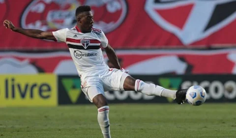 Vasco faz proposta ao São Paulo para contar com zagueiro Léo em 2023