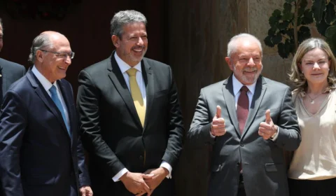 Lula e Lira negociam para destravar PEC da Transição, após reunião