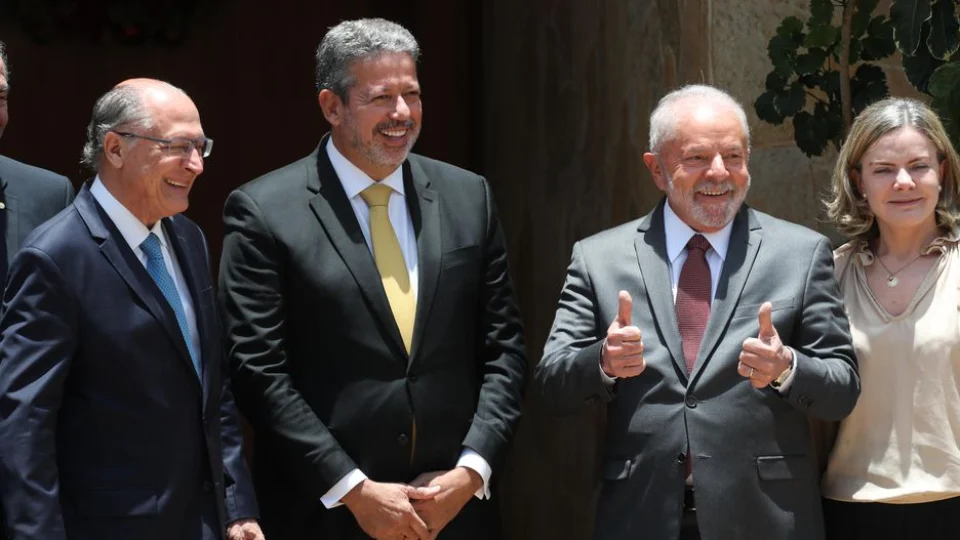 Lula e Lira negociam para destravar PEC da Transição, após reunião