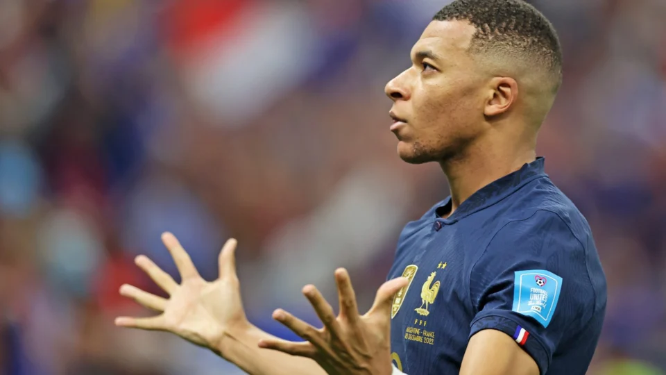 Campeonato Francês: Mbappé marca duas vezes e garante vitória do líder PSG