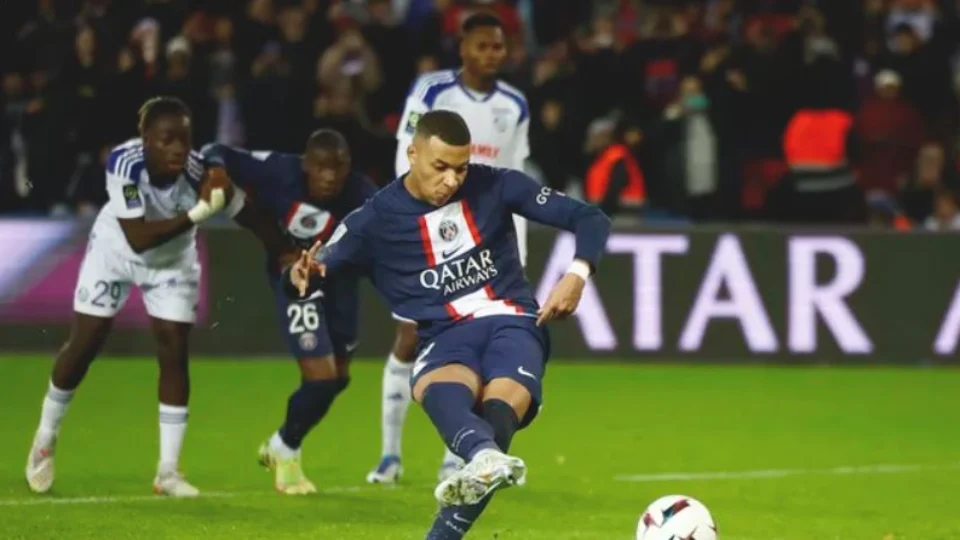 Com Neymar expulso, PSG vence Strasbourg por 2 a 1 e lidera Campeonato Francês