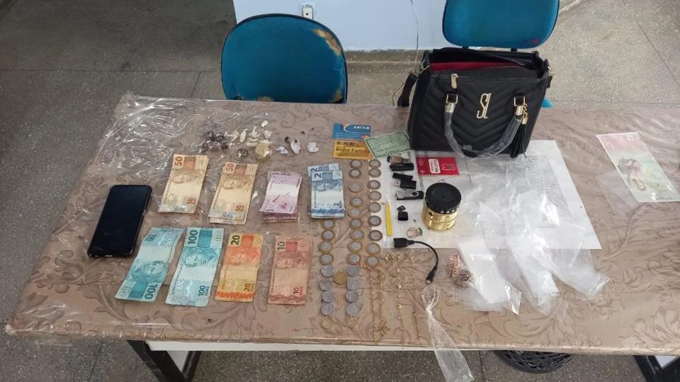 Mulher é presa com várias porções de cocaína e maconha em Juruá, no AM
