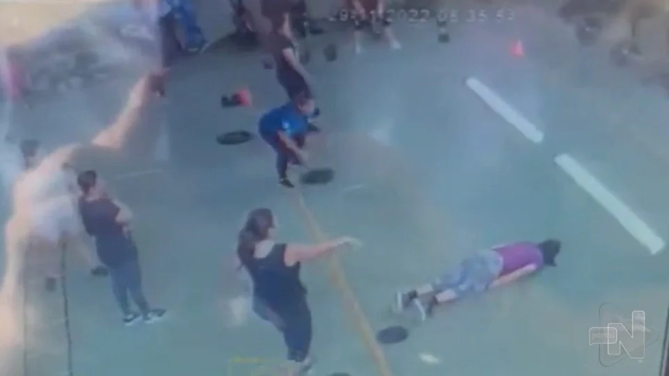 Mulher morre enquanto realizava agachamentos na academia no Equador