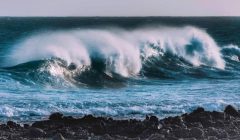 Onda gigante atinge praia mata três e fere 16 pessoas na África do Sul