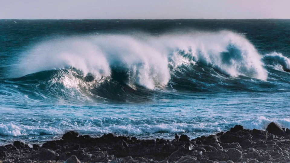 Onda gigante atinge praia mata três e fere 16 pessoas na África do Sul