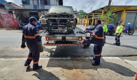 Operação Sucata retira 4 carros abandonados nas ruas da Zona Norte de Manaus