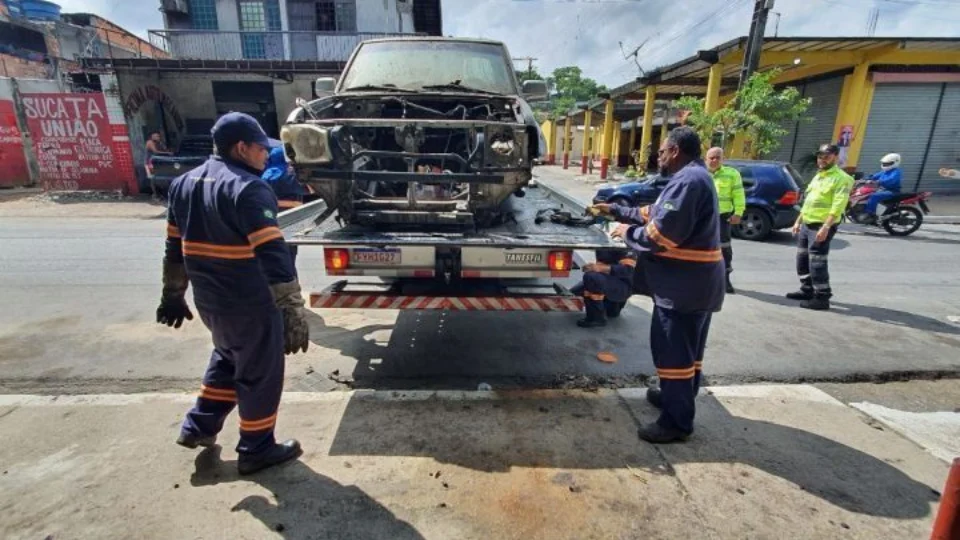 Operação Sucata retira 4 carros abandonados nas ruas da Zona Norte de Manaus