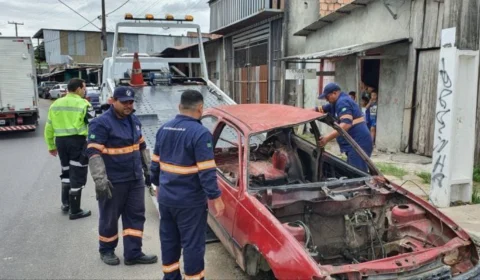 Operação retira 4 carros abandonados no bairro Monte das Oliveiras, em Manaus