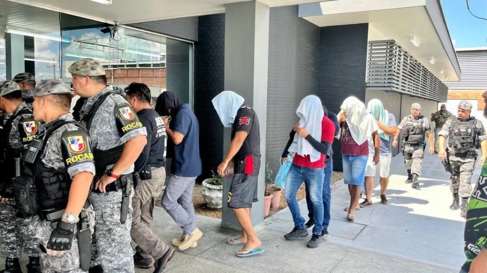 PMs suspeitos de chacina são transferidos de presídio em Manaus
