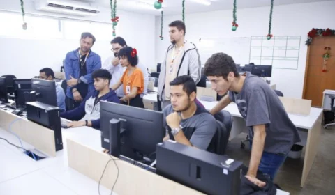 Prefeitura de Manaus paga dia 20 a 2ª parcela do 13º salário e deve injetar R$ 218 milhões na economia local