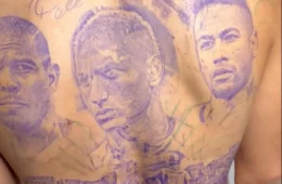 Richarlison tatua nas costas rostos de Neymar e de Ronaldo Fenômeno