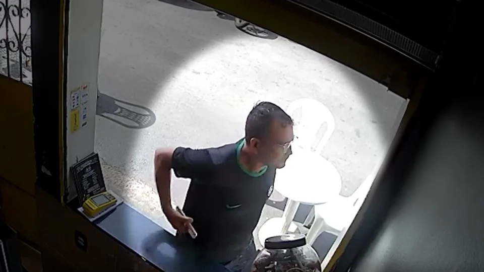 Roubo: câmera flagra furto de celular de estabelecimento comercial em Manaus