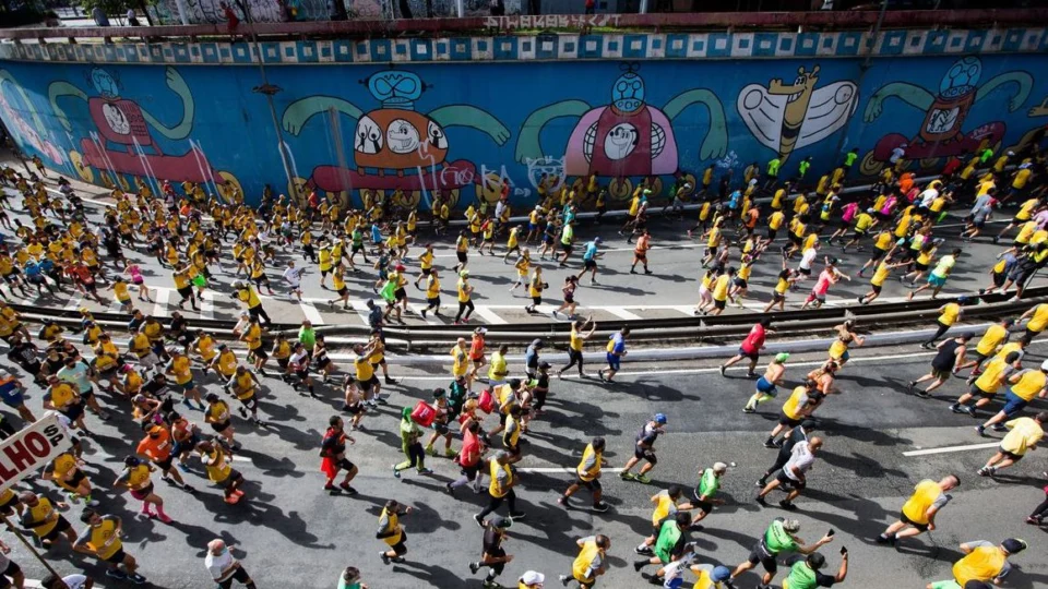 Copos plásticos da Corrida de São Silvestre vão virar mesas e cadeiras em escolas